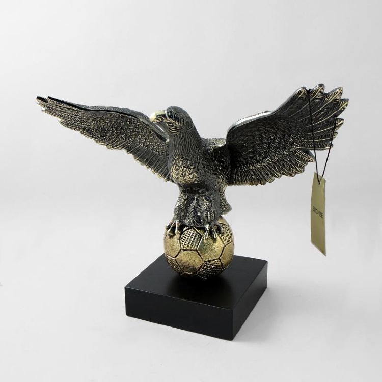 Статуэтка бронзовая "Орел на мяче" (Португалия)